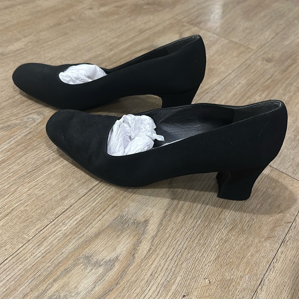 Stuart Weitzman | Vintage 80s- square pump in black size 8